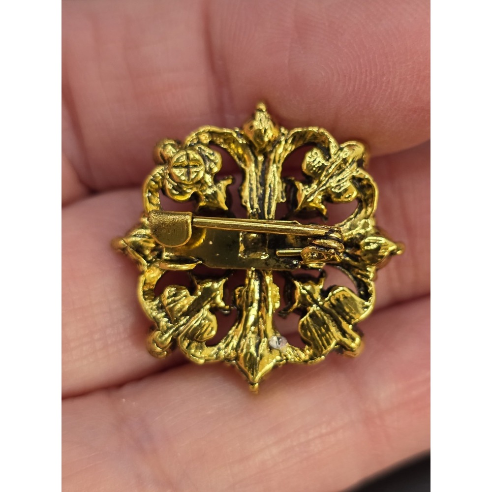 Vingage Brooch Red Rhinestones Gold Tone Hexagon - Picture 2 of 2